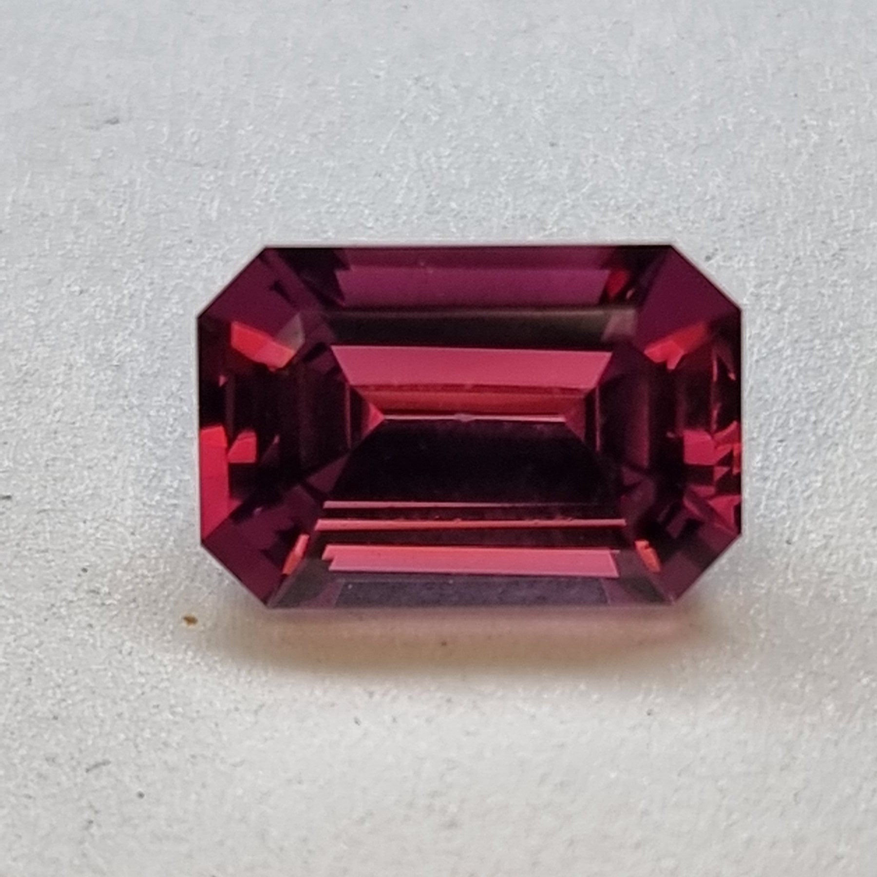 RARE ! RHODOLITE POURPRE ROSE DE TANZANIE 0,94 CARAT RARE ! RHODOLITE POURPRE ROSE DE TANZANIE 0,94 CARAT